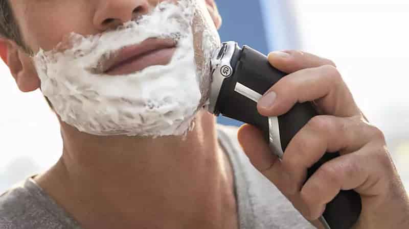 Wet shaving with Philips 3800 shaver