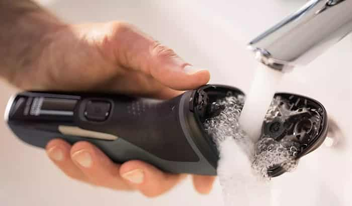 One-touch open head technology of Philips 2300 shaver with washable housing